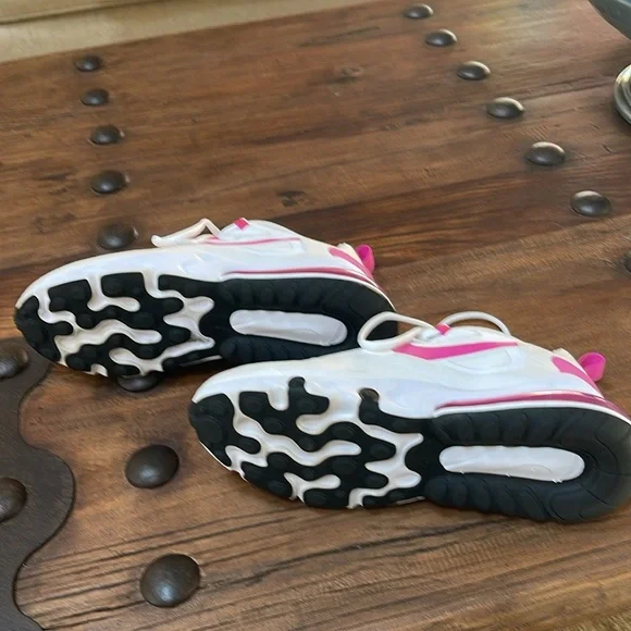 Nike 270 React Airmax tennis shoes. Size 8.5. Hot pink. Like new condition.